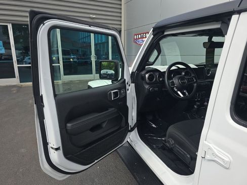 Used 2021 Jeep Wrangler Unlimited Sahara w/ Uconnect 4C Nav & Sound Group AWD/4WD image 9