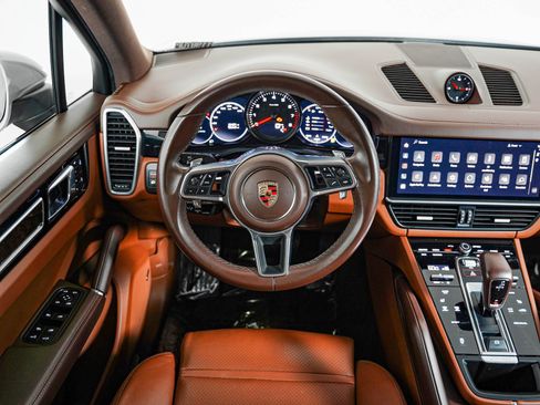 Certified 2023 Porsche Cayenne w/ Premium Package AWD/4WD image 16