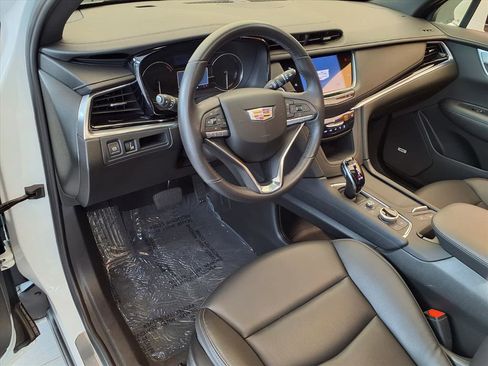 Used 2025 Cadillac XT6 Luxury image 3