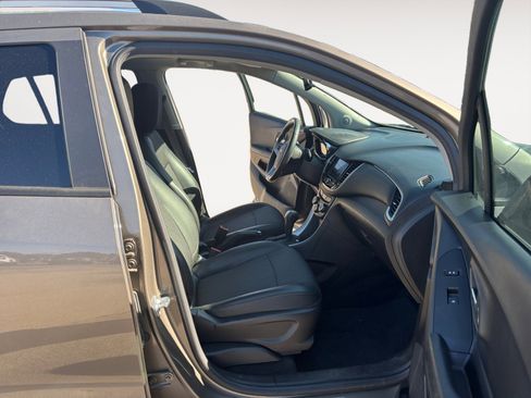 Used 2022 Chevrolet Trax LT w/ LT Convenience Package image 15