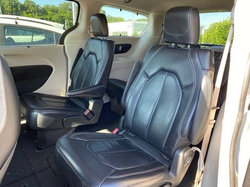 Used 2022 Chrysler Pacifica Touring-L FWD image 10