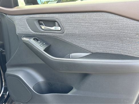 Used 2023 Nissan Rogue SV image 11