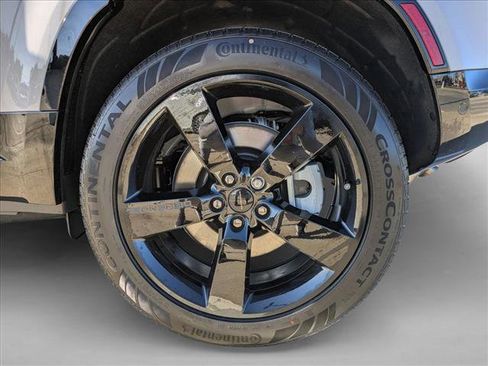 New 2026 Land Rover Defender 110 X-Dynamic SE image 10