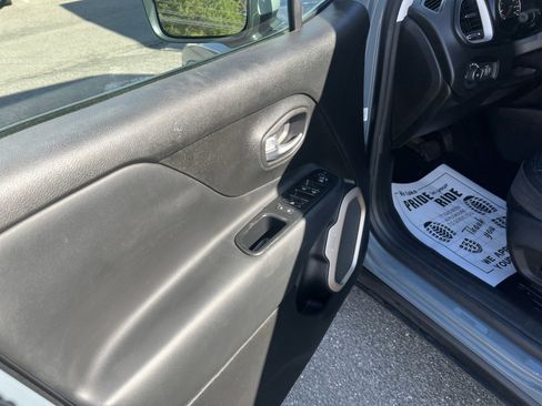 Used 2017 Jeep Renegade Limited image 8