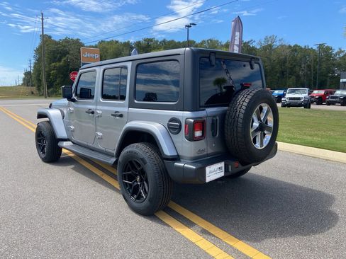 Used 2020 Jeep Wrangler Unlimited Sahara image 5