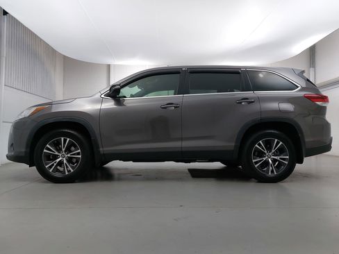 Used 2019 Toyota Highlander LE FWD image 2