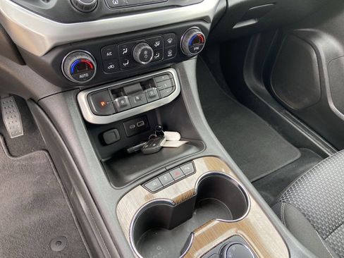 Used 2022 GMC Acadia SLE w/ Elevation Edition FWD image 40