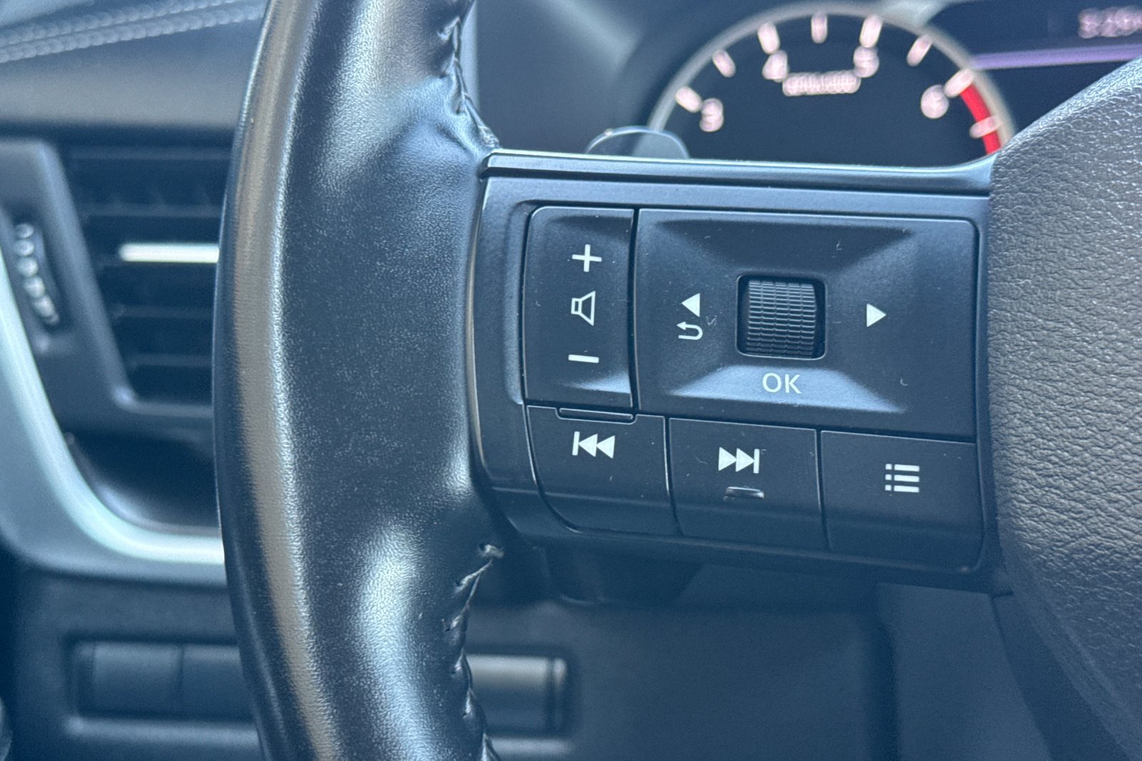 Certified 2025 Nissan Rogue SV AWD/4WD image 29