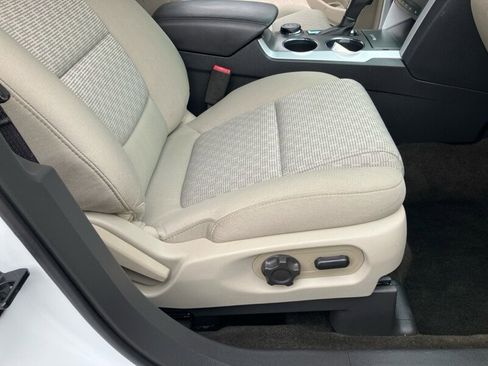 Used 2014 Ford Explorer XLT image 18