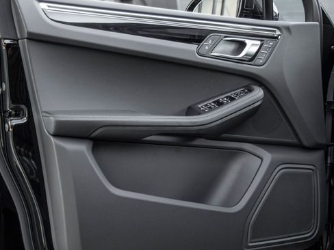 Certified 2026 Porsche Macan image 15