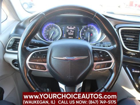 Used 2018 Chrysler Pacifica Touring-L image 21