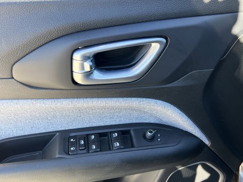 Used 2023 Jeep Compass Latitude image 31