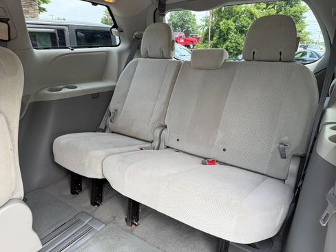Used 2011 Toyota Sienna LE FWD image 24