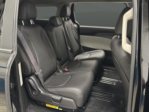 Used 2024 Kia Carnival LX FWD image 24