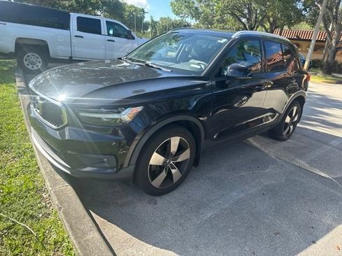 Used 2021 Volvo XC40 T4 Momentum w/ Protection Package Premier FWD image 1