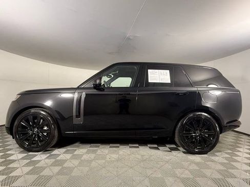 Used 2025 Land Rover Range Rover SE image 3