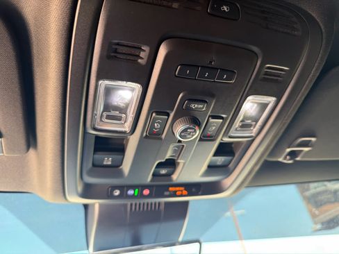 Used 2023 GMC Yukon XL Denali Ultimate AWD/4WD image 9