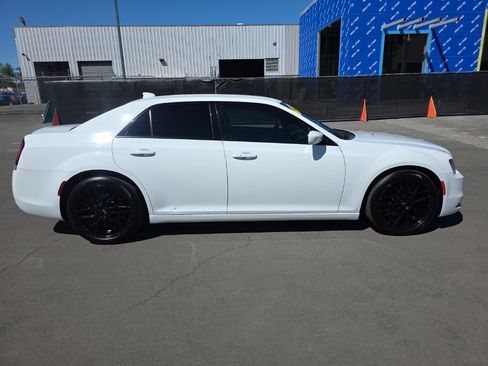 Used 2018 Chrysler 300 S RWD image 6