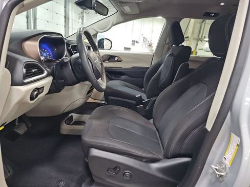 Used 2023 Chrysler Voyager LX image 6