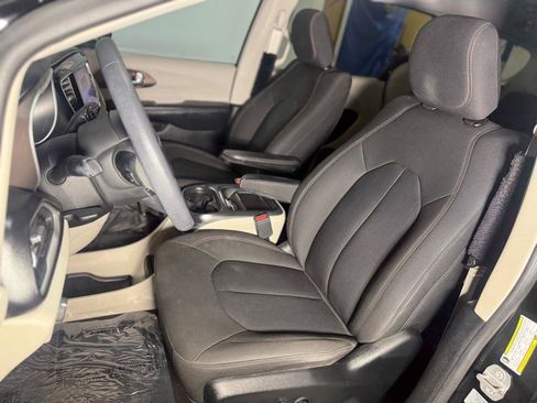 Used 2017 Chrysler Pacifica Touring Plus w/ Security Group FWD image 24