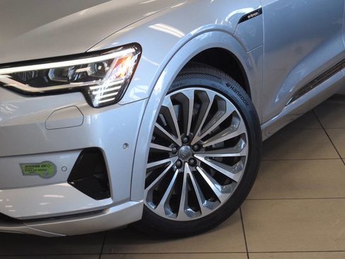 Used 2019 Audi e-tron Prestige w/ Prestige Package AWD/4WD image 13
