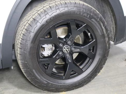 Used 2025 Volkswagen Atlas Peak Edition SE image 46