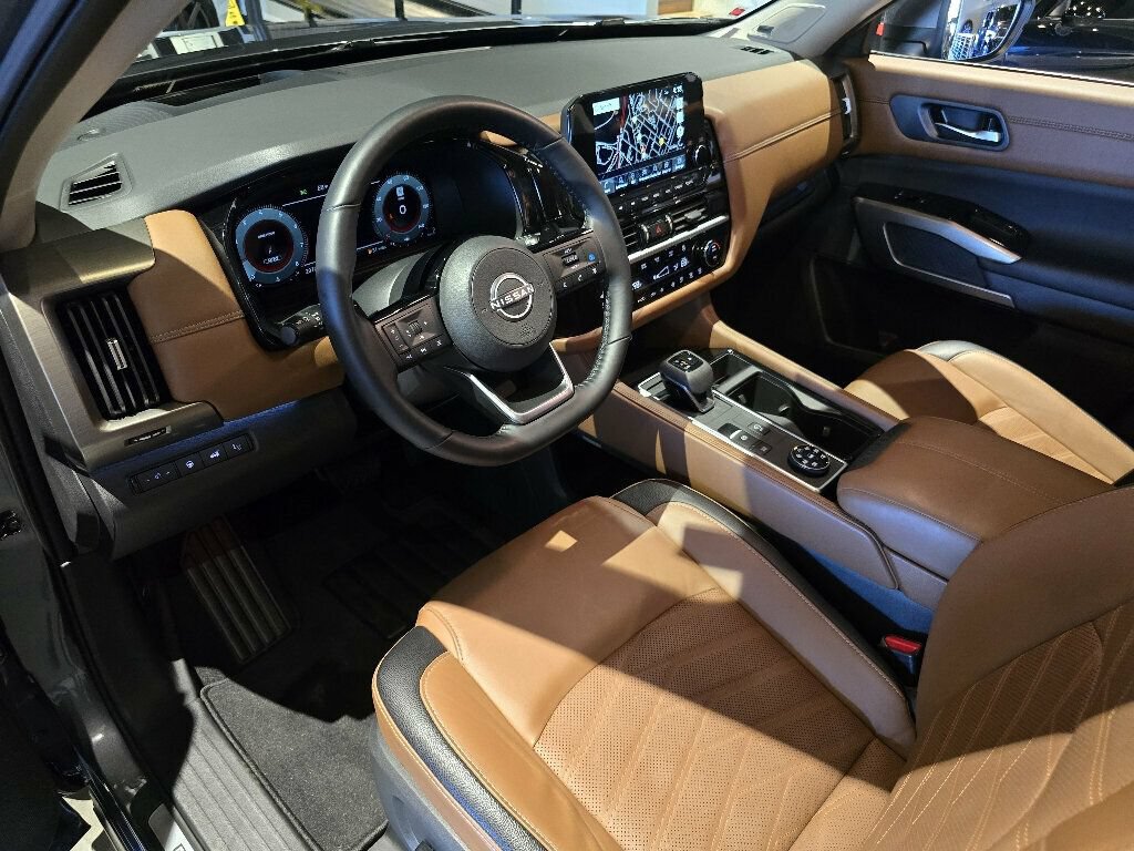 Used 2025 Nissan Pathfinder Platinum w/ Cargo Package AWD/4WD image 15