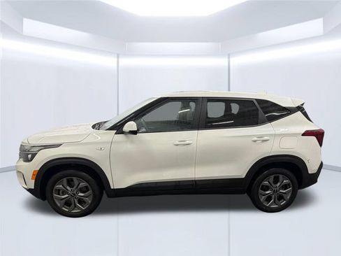Used 2024 Kia Seltos LX AWD/4WD image 2