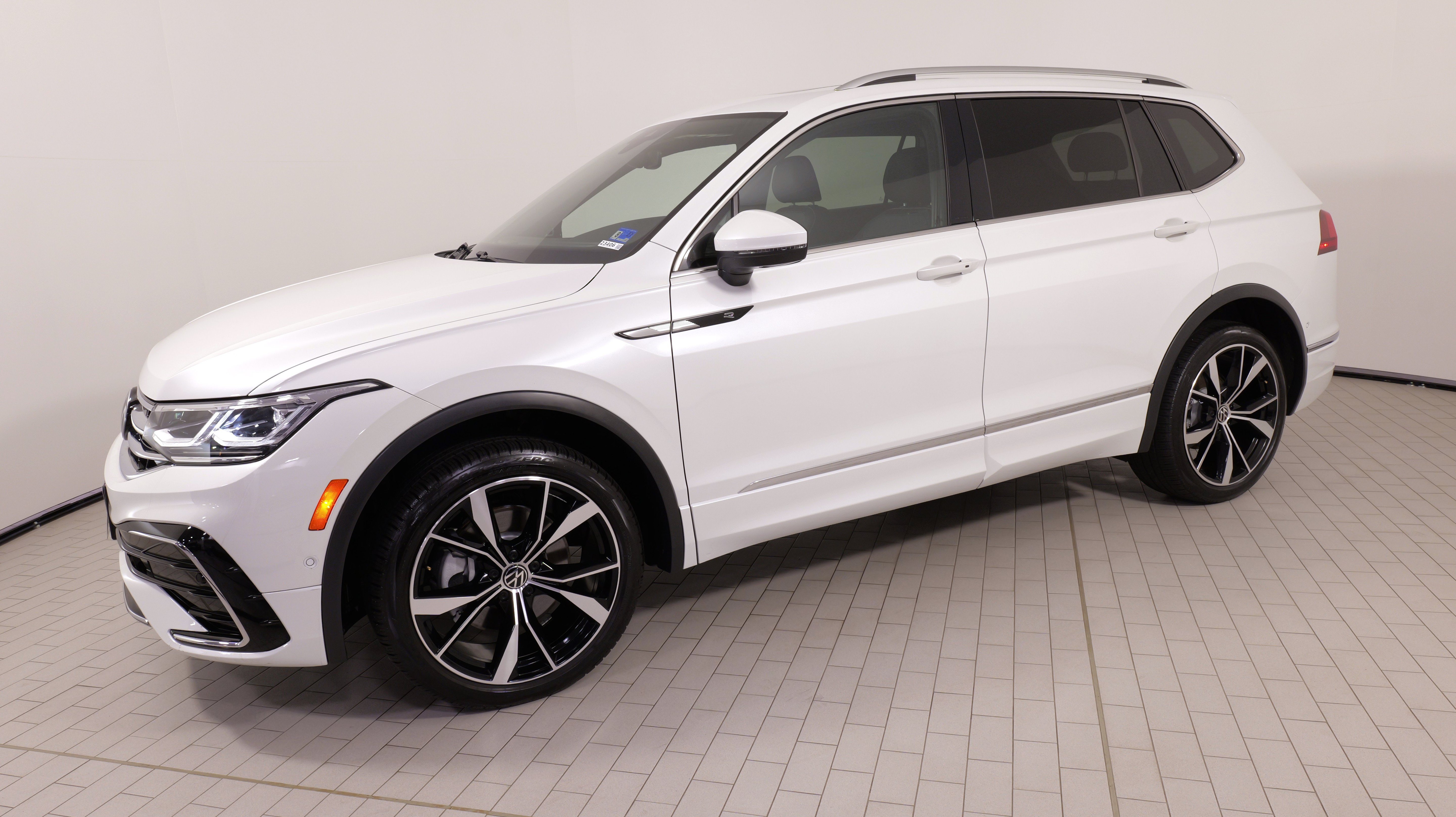 Used 2024 Volkswagen Tiguan SEL R-Line AWD/4WD image 1