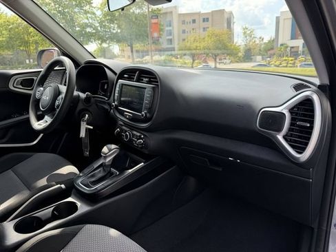 Used 2025 Kia Soul LX w/ LX Technology Package FWD image 27