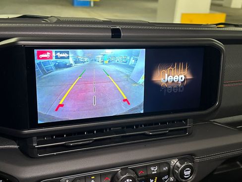 Used 2025 Jeep Wrangler Unlimited Rubicon w/ Technology Group image 19