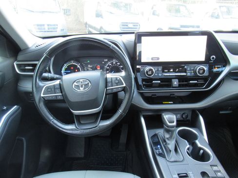 Used 2023 Toyota Highlander Bronze Edition AWD/4WD image 15