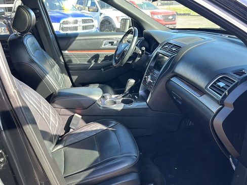 Used 2017 Ford Explorer Platinum image 18
