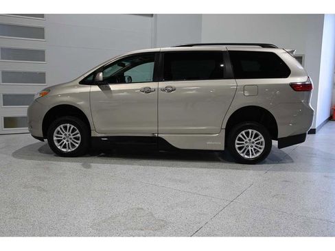 Used 2017 Toyota Sienna XLE Mobility Handicap Van image 9
