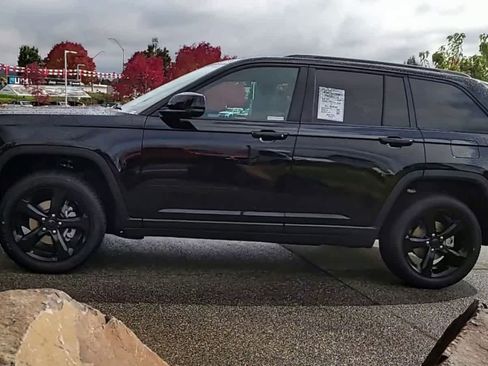 New 2025 Jeep Grand Cherokee Altitude w/ Trailer Tow Package image 4