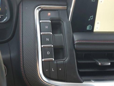 Used 2024 Chevrolet Suburban RST RWD image 28
