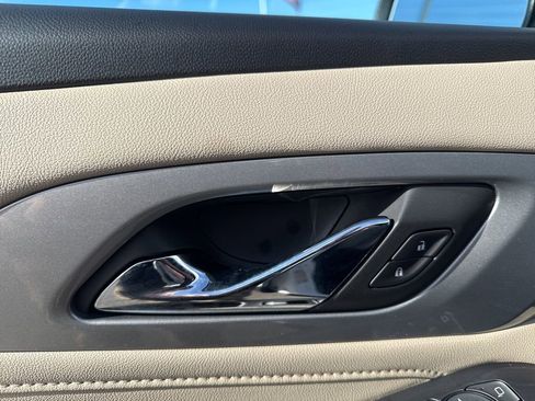 Used 2022 Chevrolet Traverse LT image 11