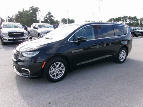 Used 2024 Chrysler Pacifica Touring-L image 2