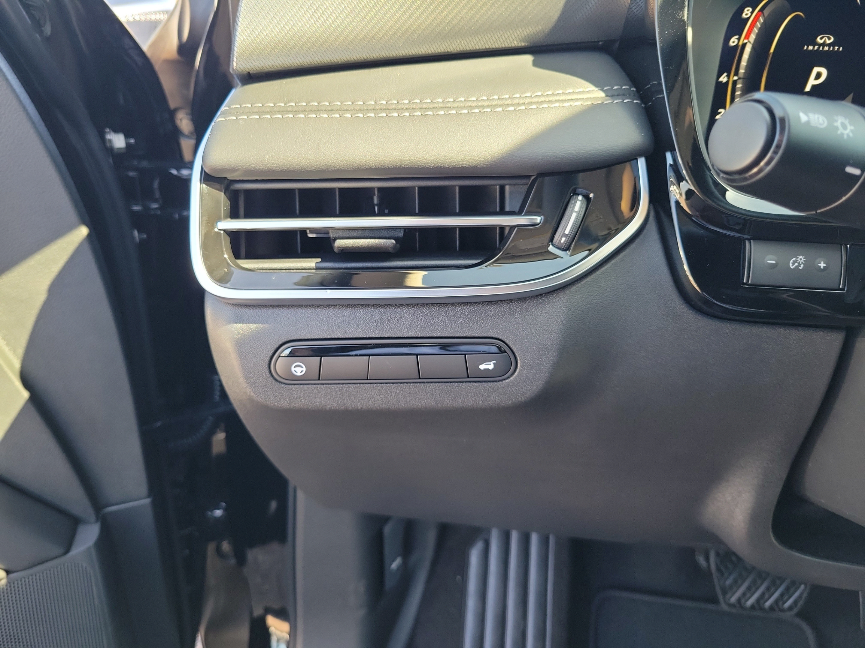 New 2027 INFINITI QX60 Luxe w/ Family Package FWD image 15
