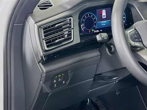Used 2024 Volkswagen Atlas Cross Sport SE FWD image 10