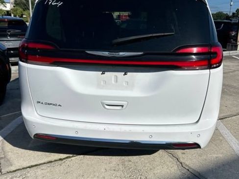 Used 2024 Chrysler Pacifica Touring-L FWD image 27