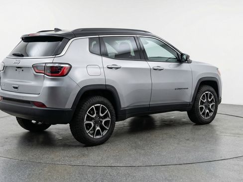 Used 2025 Jeep Compass Trailhawk image 9