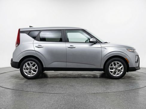 Used 2025 Kia Soul LX w/ LX Technology Package image 11