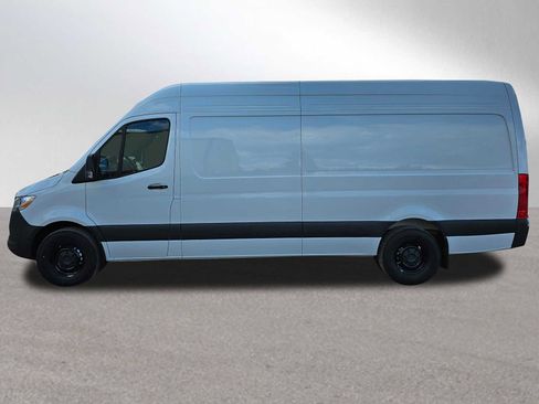 Used 2024 Mercedes-Benz Sprinter 2500 image 2