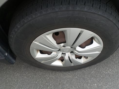 Used 2010 Subaru Outback 2.5i image 32