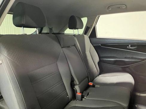 Used 2019 Kia Sorento FWD image 13