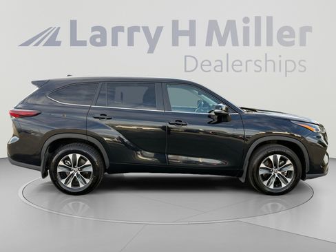 Used 2025 Toyota Highlander XLE AWD/4WD image 6