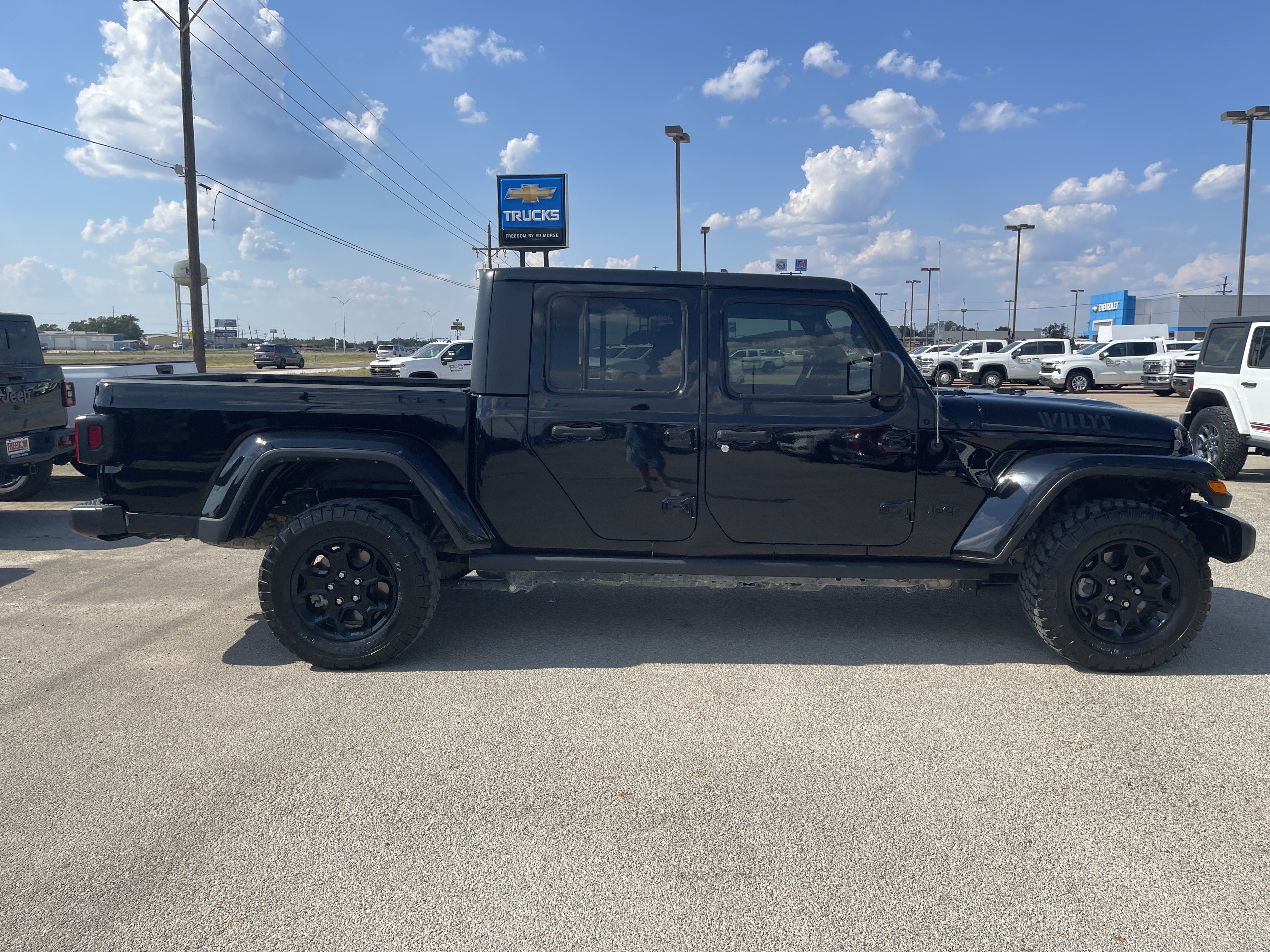 Used 2023 Jeep Gladiator Sport AWD/4WD image 3