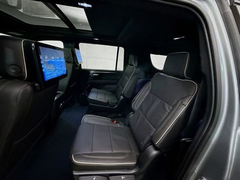 New 2025 Chevrolet Suburban Premier image 28
