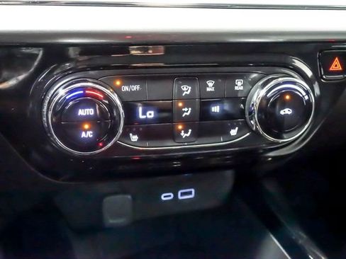 Used 2025 Chevrolet Trax LT w/ LT Convenience Package FWD image 23